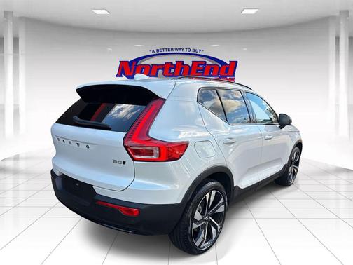 2024 Volvo XC40 B5 Plus Dark Theme