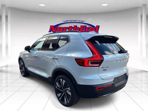 2024 Volvo XC40 B5 Plus Dark Theme