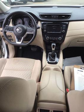 Pearl White Tricoat 2019 Nissan Rogue SV