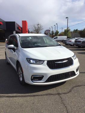 Bright White Clearcoat 2023 Chrysler Pacifica Touring L