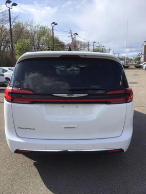 Bright White Clearcoat 2023 Chrysler Pacifica Touring L