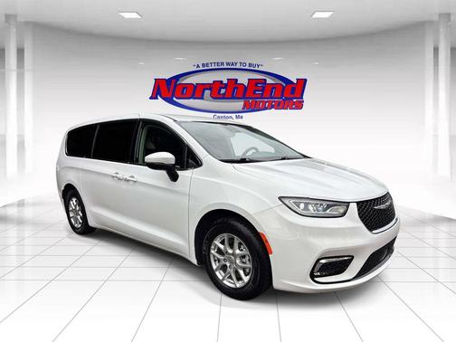 Bright White Clearcoat 2023 Chrysler Pacifica Touring L