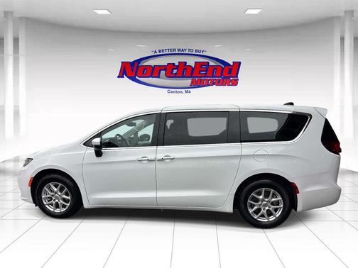 Bright White Clearcoat 2023 Chrysler Pacifica Touring L