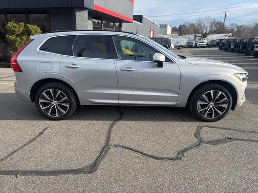 2022 Volvo XC60 B5 Momentum