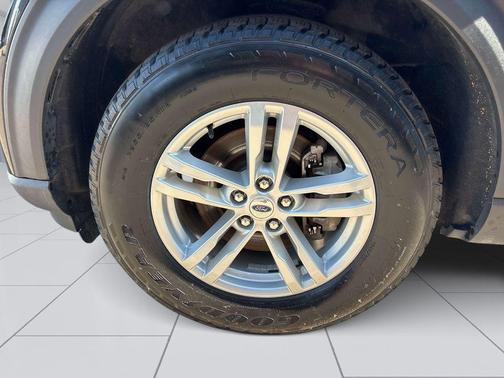 Black Metallic 2022 Ford Explorer Base