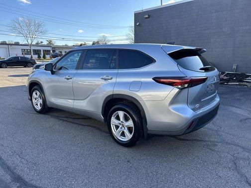 Celestial Silver Metallic 2024 Toyota Highlander LE