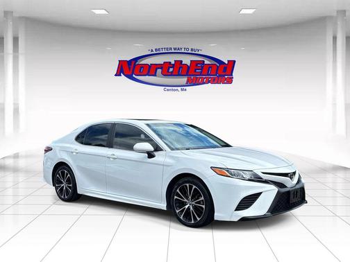 Super White 2018 Toyota Camry SE