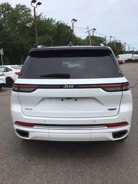 Bright White Clearcoat 2023 Jeep Grand Cherokee Summit