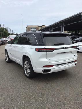 Bright White Clearcoat 2023 Jeep Grand Cherokee Summit