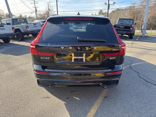 2024 Volvo XC60 B5 Plus Dark Theme