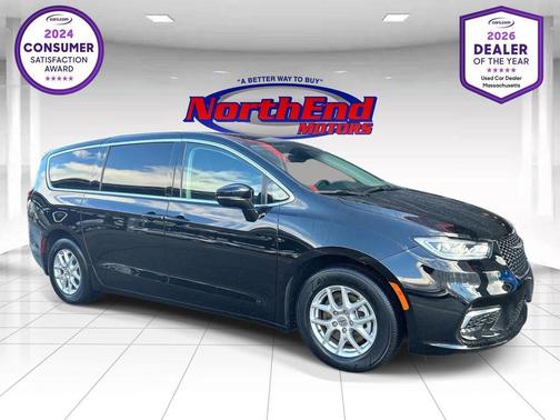 Diamond Black Crystal Pearlcoat 2024 Chrysler Pacifica Touring L