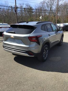 Sterling Gray Metallic 2024 Chevrolet Trax LT