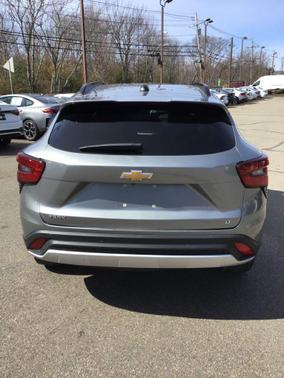 Sterling Gray Metallic 2024 Chevrolet Trax LT