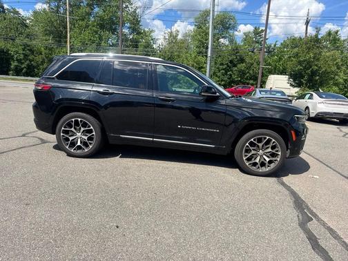 Diamond Black Crystal Pearlcoat 2023 Jeep Grand Cherokee Summit