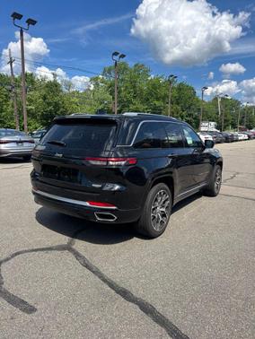 Diamond Black Crystal Pearlcoat 2023 Jeep Grand Cherokee Summit