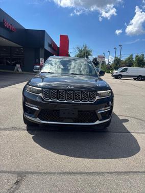 Diamond Black Crystal Pearlcoat 2023 Jeep Grand Cherokee Summit