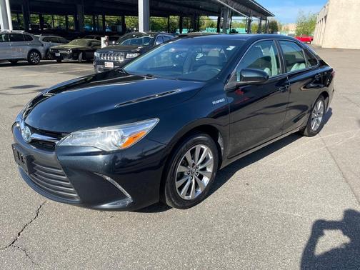 Photo 4 of 15 of 2016 Toyota Camry Hybrid XLE