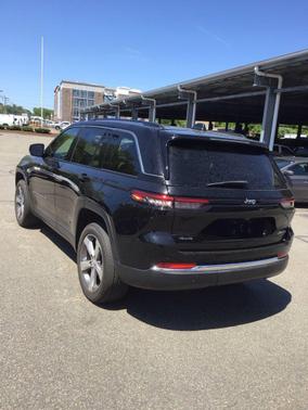 Diamond Black Crystal Pearlcoat 2022 Jeep Grand Cherokee Limited