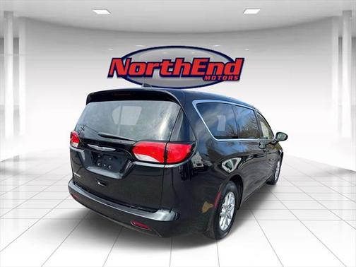 2022 Chrysler Voyager LX