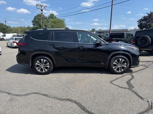 2022 Toyota Highlander Hybrid XLE