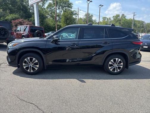 2022 Toyota Highlander Hybrid XLE