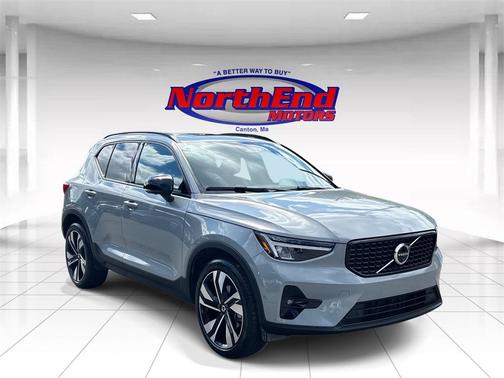 2025 Volvo XC40 B5 Plus Dark Theme