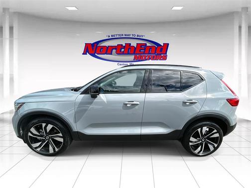 2025 Volvo XC40 B5 Plus Dark Theme