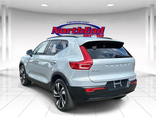 2025 Volvo XC40 B5 Plus Dark Theme