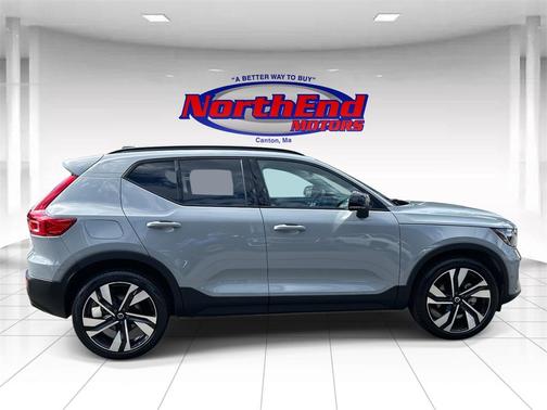 2025 Volvo XC40 B5 Plus Dark Theme