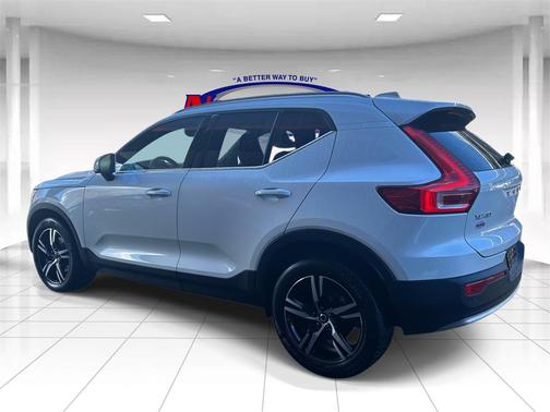 2023 Volvo XC40 B5 Plus Bright Theme