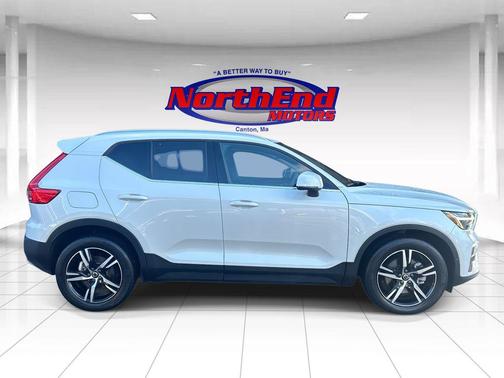 2023 Volvo XC40 B5 Plus Bright Theme