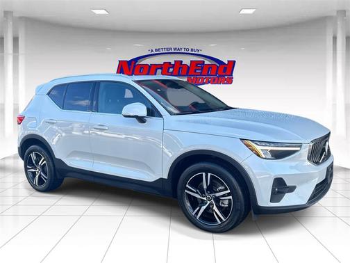 2023 Volvo XC40 B5 Plus Bright Theme
