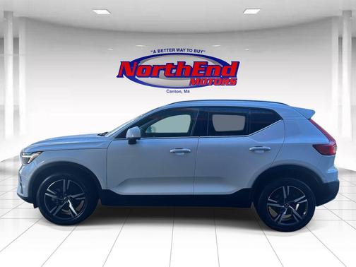 2023 Volvo XC40 B5 Plus Bright Theme
