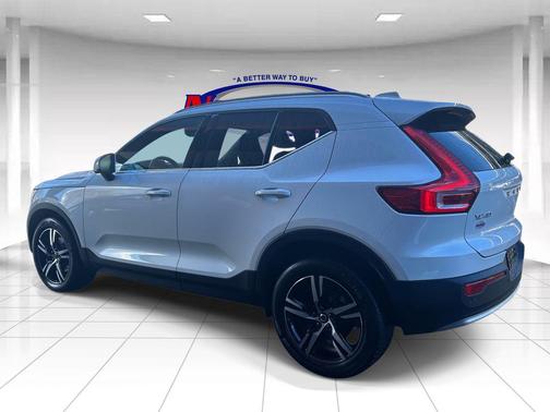 2023 Volvo XC40 B5 Plus Bright Theme