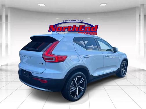 2023 Volvo XC40 B5 Plus Bright Theme