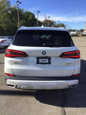 Mineral White Metallic 2023 BMW X5 PHEV xDrive45e