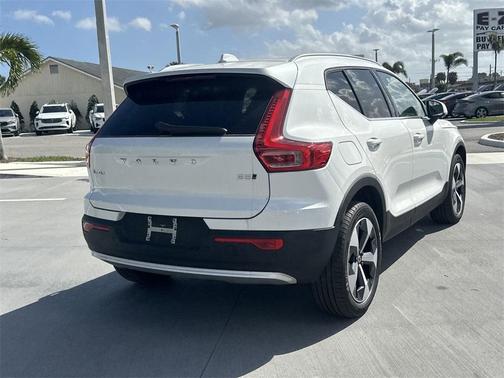 2025 Volvo XC40 B5 Core Bright Theme