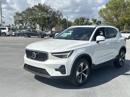 2025 Volvo XC40 B5 Core Bright Theme