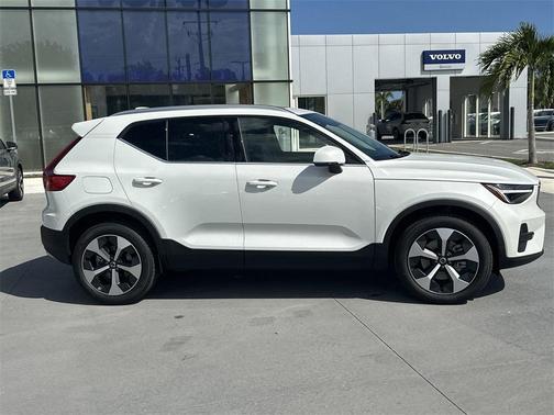 2025 Volvo XC40 B5 Core Bright Theme