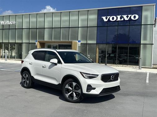 2025 Volvo XC40 B5 Core Bright Theme