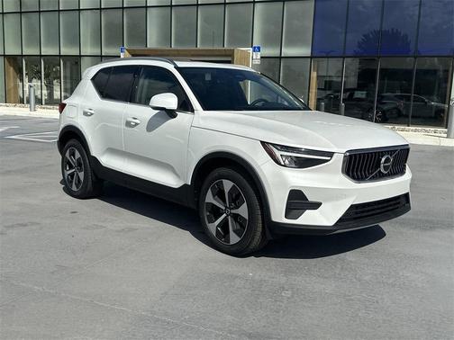2025 Volvo XC40 B5 Core Bright Theme