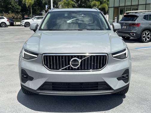 2025 Volvo XC40 B5 Plus Bright Theme