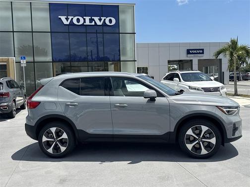 2025 Volvo XC40 B5 Plus Bright Theme