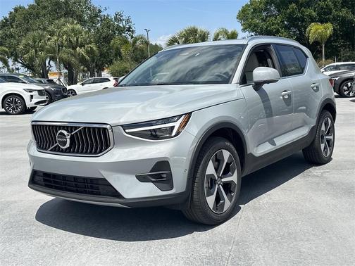 2025 Volvo XC40 B5 Plus Bright Theme