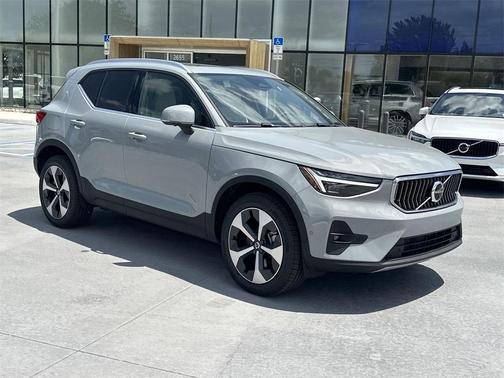 2025 Volvo XC40 B5 Plus Bright Theme