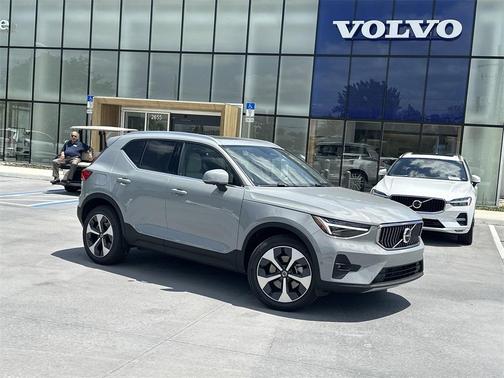 2025 Volvo XC40 B5 Plus Bright Theme