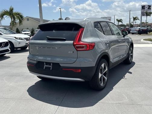 2025 Volvo XC40 B5 Plus Bright Theme