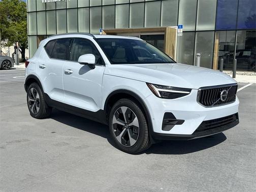 2025 Volvo XC40 B5 Plus Bright Theme