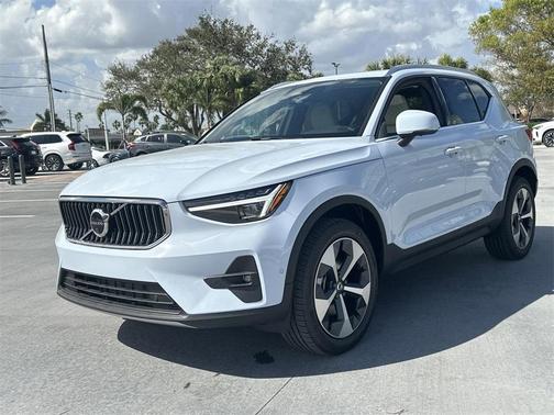 2025 Volvo XC40 B5 Plus Bright Theme