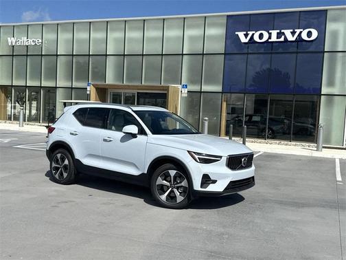 2025 Volvo XC40 B5 Plus Bright Theme